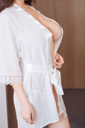美女脱内衣给男生摸露出奶头_BD英语BD在线观看